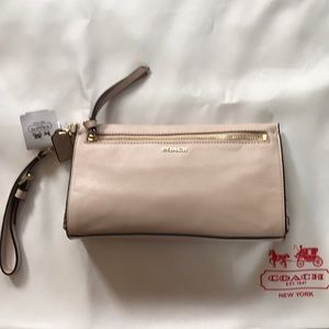 🎄🎁Coach NWT Madison blush python large wristlet